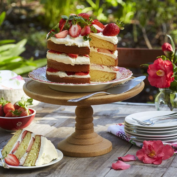 Vanilla Cake with Strawberries and Cream